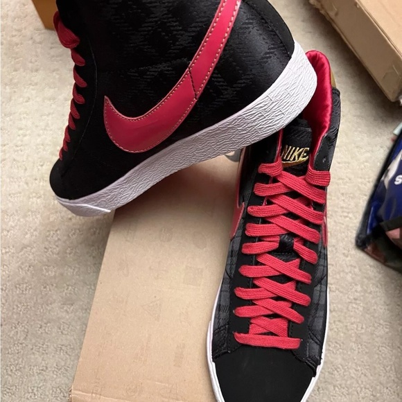 Nike Pink & Black NWT 7.5W - Picture 2 of 5